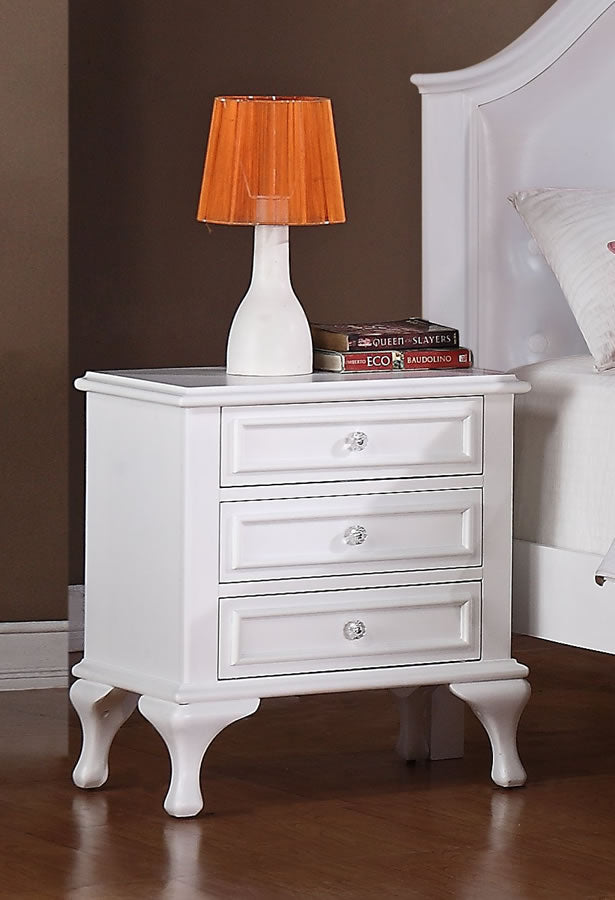 White nightstand with 3 drawers
